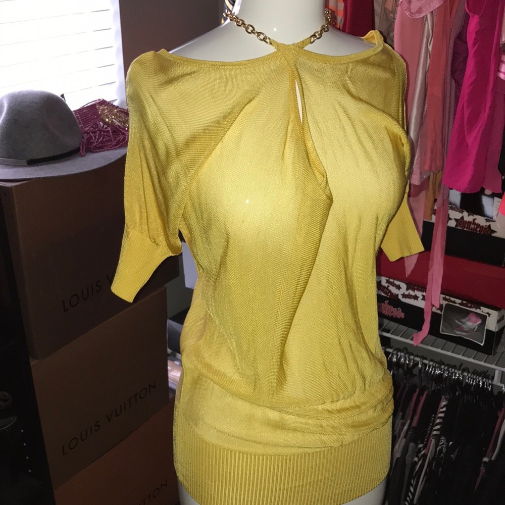 Yellow chain shoulder shirt